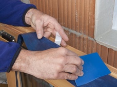 1 binnen: Band op kozijn verlijmen (metselwerkbouw)