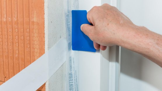 6. Tape rondom in de dagkant plakken en aanwrijven