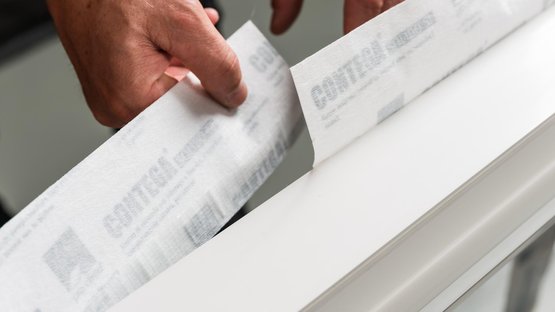 4. Tape rondom het kozijn plakken met overlapping