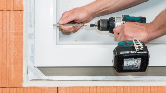 5. Monteer het raam en isoleer de voeg